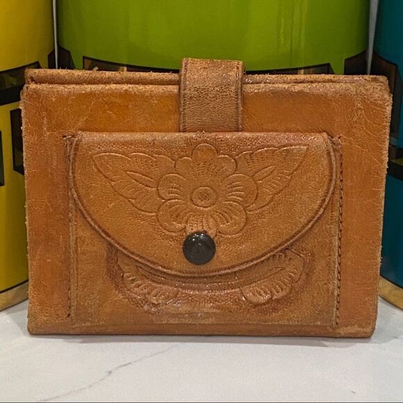⭐️VINTAGE  Embossed Tan Leather Wallet Mexico - Picture 2 of 7